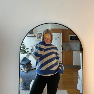 Blå och vit randig tröja från Vero Moda - Säljer en mysig blå och vit randig tröja från Vero Moda. Tröjan har långa ärmar och en bekväm passform, perfekt för kyligare dagar. Den är tillverkad i ett mjukt material som känns skönt mot huden. Perfekt för en avslappnad stil.