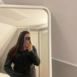 Mörkgrå kofta från Race Marine - säljer en stilren mörkgrå kofta från Race Marine. koftan har knappar framtill och är perfekt för en avslappnad look. den är tillverkad i ett mjukt material som gör den bekväm att bära. är i storlek 40 men passar ungefär s/m❤️