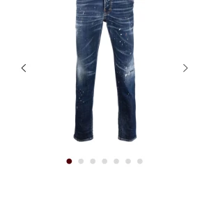 Blå jeans från Dsquared2 - Snygga blå jeans från Dsquared2 med slitna detaljer och färgstänk för en cool look. De har en straight passform och är tillverkade i denim. Perfekta för dig som vill ha en unik stil. (Dem är äkta! PRISET KAN DISKUTERAS!