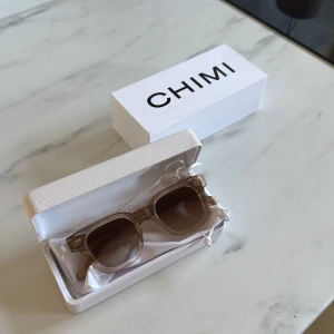 CHIMI 04L - Ecru - Ett par solglasögon från CHIMI i modellen 04L (stora modellen) med färgen Ecru. Säljes då jag vill ha ett andra par glajjer till sommaren. 9/10 skick på solglasögonen. Oöppnade tvättdukar, påse, case och box fås med. Nypris ligger på 1400kr😁☀️