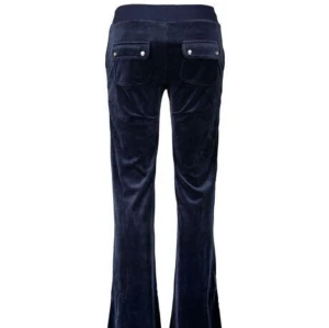 Mörkblå juicy byxor  - Snygga mörkblå byxor i mjuk sammet med fickor bak som har knappar🥰🥰