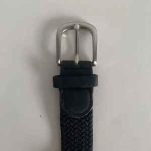 Svart flätat bälte med silverfärgat spänne - Tja! Just nu så säljer jag ett Snyggt svart flätat bälte med ett stilrent silverfärgat spänne. Bältet är 70 cm långt och har en klassisk design som passar till många olika outfits. Perfekt för att ge en extra touch till din stil. Jag är 177 cm och det passar rätt så bra. Priset är även inte fast, det går att diskutera om priset.  Om du är intresserad så tveka inte att höra av dig.