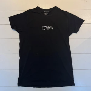 EA7 Armani T-shirt - Sparsamt använd. Först till kvarn!