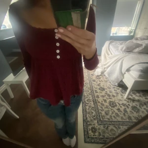 Vinröd tröja - Jättesnygg vinröd tröja från shein! Är använd några gånger men är i jättebra skick! 🫶🏻