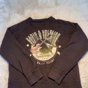 sweatshirt från Zadig & Voltaire - Säljer en mörkgrå Zadig voltaire tjocktröja i storleken M ( Passar mig som är XS-S) Den är i jättebra skick och knappast använd💞