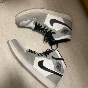 Jordan 1s - Säljer dessa snygga Jordans för grymt pris eftersom att dom är använda i ett bra tag. 
