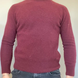 Mörkröd oscar jacobson stickad tröja - Tröjan är i nyskick, aldrig använd, storleken är mindre och passformen är lite mer åt slim hållet. Nypris: 1399kr, Mitt pris: 600