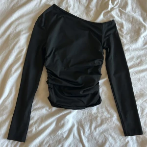 One shoulder tröja - Säljer denna one shoulder tröjan i strl XS. Aödrig använd, i nyskick. Tryck gärna på ”köp nu”.