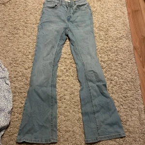 Ljusblå jeans från Denim Day - Snygga ljusblå jeans från Denim Day med bootcut-stil.Perfekta för en avslappnad look.