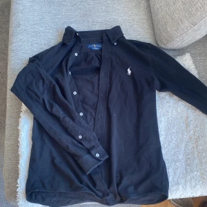Svart långärmad skjorta från Ralph Lauren - Säljer nu denna eftersom den börjar bli lite tajt för mig, kan släppa billigt vid snabb affär