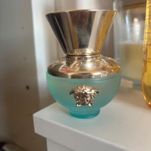 Dylan Turquoise parfym - Säljer en elegant Dylan Turquoise parfym från Versace. Flaskan är turkos med en lyxig silverfärgad kork och pryds av Versaces ikoniska logotyp. Doften har toppnoter av mandarin, hjärtnoter av svartvinbär och guava, samt basnoter av clearwood. Säljer denna då det var ett blint köp som inte riktigt var i min smak. Endast använt 2 sprut