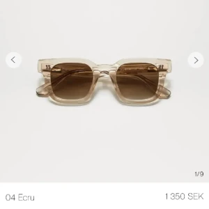 Beige solglasögon från Chimi - Snygga solglasögon från Chimi i en stilren beige färg. De har en fyrkantig form med transparenta bågar och bruna tonade linser. Perfekta för att ge en trendig touch till din look. Är i färgen Ecru och i modellen 04(får med allt på bilden)