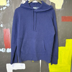 Ralph Lauren Cashmere Tröja  - Supersnygg Ralph Lauren hoodie i 90% ull och 10% cashmere. Nypris 3200kr. Bra skick, sparsamt använd. Storlek XS. Passar mellan 170-175cm. 