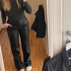Läderbyxor  - Dom absolut snyggaste läder byxorna från NA-KD✨ (använda endast två gånger) Tyvärr är dom lite förstora och är där med tvungen att sälja dom💕💕(stora i storleken) 