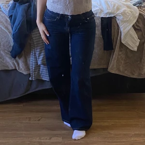 så snygga lågmidjade jeans / low waisted baggy jeans - SKRIV FÖR FLER BILDER, allt fick ej plats i anonnsen🥰🤗           Säljer dessa så snygga lågmidjade gina jeans i nyskick! 🍸🌻 - strl 34 från gina tricot i så snygg blå tvätt. 🥂 - midjemått : ca 40cm. 🌸 - längd på hela benet : ca 98cm. 😇 - heter ”low wide jeans rinse, perfect jeans” på ginas hemsida. 🌻  • low baggy jeans • lågmidjade baggy jeans • straight jeans / raka jeans