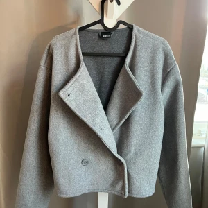 Vårkappa!❣️ - Jättefin grå vårjacka från gina! Använd 2-3 gånger🥰 säljer då den inte kommer till användning!❤️ stl M (lite liten i stl)❣️❣️ köparen står för frakt🚚❤️❤️