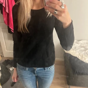 Svart stickad tröja - Säljer en svart stickad tröja, köpt här på Plick men aldrig använd🩷