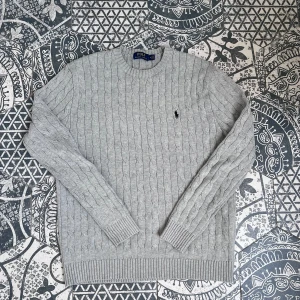 Ralph Lauren - Kabelstickad Tröja - Säljer en stilren grå stickad tröja från Ralph Lauren! | Mycket fint skick! | Stl: M | Perfekt nu under våren! | Vid frågor eller funderingar finns jag i DM! 📩Mvh CVB Closet