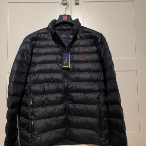 Ny Ralph lauren jacka - Snygg jacka perfekt till våren. Jackan är i storlek L och helt ny med tags kvar. Går att autencitet scanna. Pris går att diskuteras!