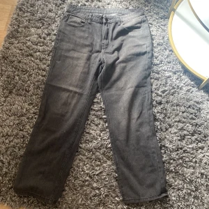 Grå jeansbyxor köp har inte använt de o prata med mig för en bra pris - Snygga grå jeansbyxor med normal passform. Klassisk design med fem fickor och knappgylf. Perfekta för en avslappnad stil.