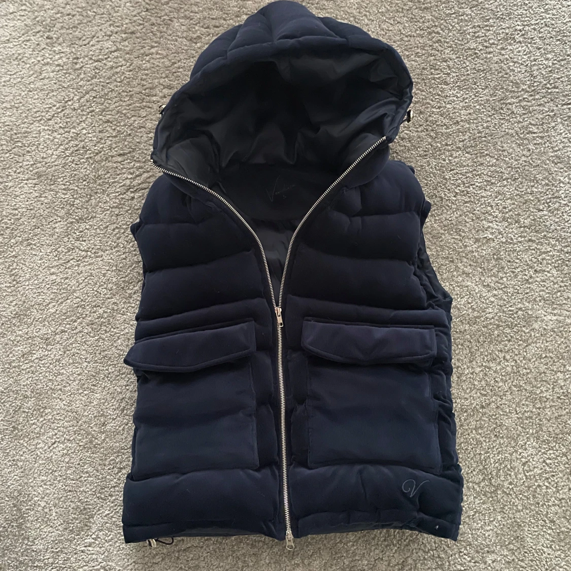 Vendiera Marinblå dunväst med huva