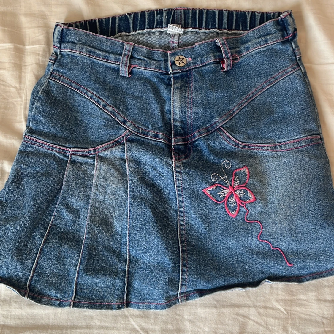 Jeanskjol med broderad fjäril