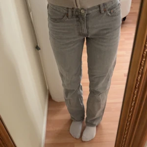 Grå och blå jeans - .