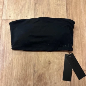 Svart bandeau från Relode - Snyggt och stilren svart bandeau topp från Relode. Perfekt för träning. Elastiskt material för en bekväm passform. Diskret logga framtill. Prislappen kvar helt ny🌸🌸