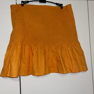 Toppi - Ihana olkaimeton oranssi toppi. Koko L. Kaikai n 42cm, pituus n 44cm. Kissatalous MMM Mikäli hinta ei miellytä tarjoa rohkeasti Katsothan myös muut ilmoitukseni!!