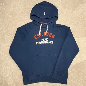 Peak Peformence - Hoodie - Säljer snygg blå peak hoodie. Vid minsta fråga eller fundering hör av er🤝