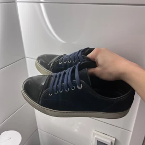 Lanvin  - Tjena! Ska nu sälja dessa lanvin cap toe. Denna färg säljs inte längre så är en färg som är väldigt limiterad. 8/10 skick, cleaning ingår givetvis vid köp. 🎉Byten accepteras men endast mot skor🎉Inget OG ingår. Hör av er för fler frågor eller minsta fundering! ( UK 5, motsvarar 40-41. Passar även mig som 41-42)