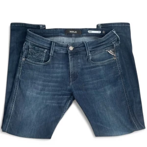 Mörkblå jeans från Replay - Snygga mörkblå jeans från Replay som är helt felfria! Inga hål eller defekter på byxorna. Mitt pris: 449 kr. Skriv vid behov av fler bilder eller vid minsta fundering! Nypris: 1699