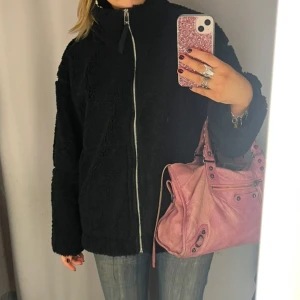 Svart teddyjacka  - intressekoll på den populära teddyjackan i svart💕passar som en oversized s!