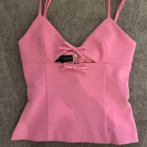 Topp från zara  - Jättesöt topp från zara. Verkligen perfekt till sommaren. Lappen är kvar och den är aldrig använd💞