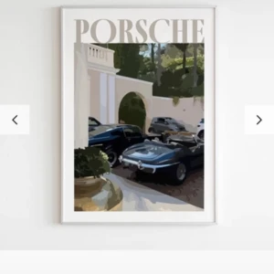 Poster med Porsche-motiv - Stilren poster med motiv av klassiska Porsche-bilar framför en elegant byggnad. Perfekt för bilentusiaster och de som älskar tidlös design. Postern har en vit ram och texten 'Porsche' i stora bokstäver högst upp. 