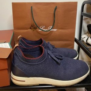 Loro Piana skor - Snygga och bekväma sneakers från Loro Piana. Nästan helt nya, skick 8.5/10, storlek 43, pris kan sänkas vid snabb affär, nypris 840€