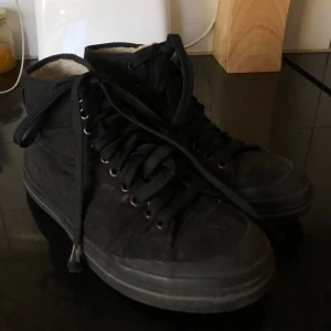 Svarta sneakers med foder - Snygga svarta sneakers med snörning och varmt foder. Perfekta för kyligare dagar med en stilren look. Hög modell som ger extra stöd och komfort.