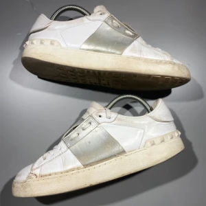 Valentino Open Sneakers  - Hej! Säljer nu mina skor från märket Valentino , storlek 38, slitet skick. Givetvis äkta, Tveka inte på att höra av dig om du har frågor eller funderingar kring skorna!