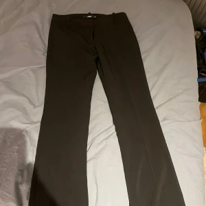 Svarta kostymbyxor från bikbok  - Byxorna är i ny skick och har använts ca 2 gånger, jag fick dem i julklapp men de var en storlek förstora så har inte kommit till användning ny pris 500kr
