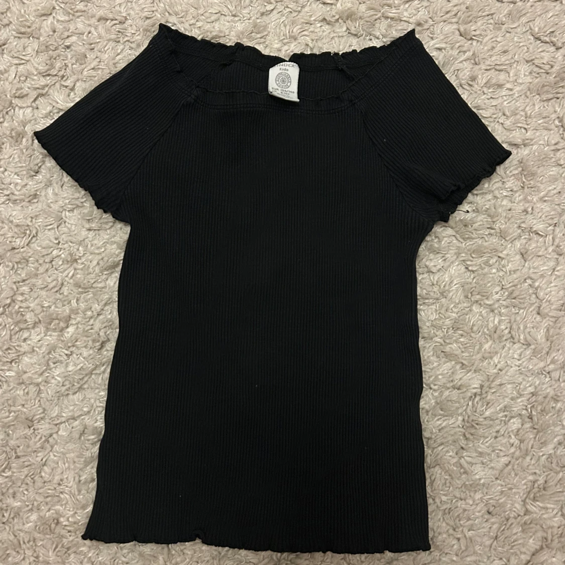 Svart ribbad offshoulder topp