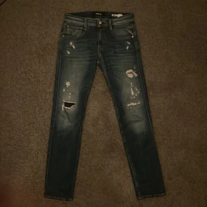 Replay Anbass jeans - Tja säljer nu ett par Replay Anbass jeans i storlek W28 för endast 599kr! Pris är ej hugget i sten, hör av er i dm vid funderingar 🙌