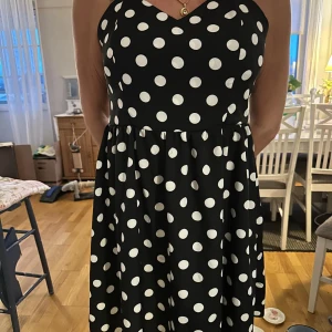 Svart prickig klänning från Shein - Säljer en svart klänning med vita prickar från Shein. Säljer den helt ny pågrund av att den var för stor. (Lappen sitter kvar) köpte för 150!🖤🤍