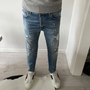 Dondup Jeans - Säljer nu ett par unika Dondup Jeans i fint skick. Jeansen har feta slitningar både på framsidan och baksidan. Storlek: W32 men sitter som W31/30, L30. Skriv om ni har några frågor!