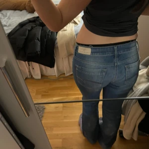 Bootcut jeans - Hål i ena knät, nästan aldrig använda, passar 36,38