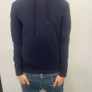 William de faye hoodie  - En William de faye hoddie i mycket bra skick  Storlek T1 motsvarar s   Nypris ungefär 1500!   45% Kashmir 20% soie  20% viscose  15% Elasthanne