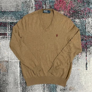 Ralph Lauren Tröja - Säljer min snygga Ralph lauren tröja för endast 399kr! Tröjan är i bra skick och den är i strl M, Skriv till om ni är intresserade eller undrar något 