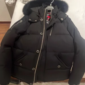 Moose knuckles jacka - Säljer min Moose knuckles 3Q jacka Inga hål den är Äkta kvitto finns digitalt. 