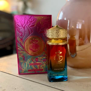 Khair Confection från Paris Corner - Upptäck Khair Confection, en förtrollande damparfym från Paris Corner. Flaskan har en elegant design med en gradient av blått och rosa, toppad med ett gyllene lock. Doften bjuder på söta och krämiga noter av päron och vispgrädde, med ett hjärta av cashmeran, jasmin och ylang-ylang. Basen avrundas med vanilj, marshmallow och sandelträ. Endast testad.