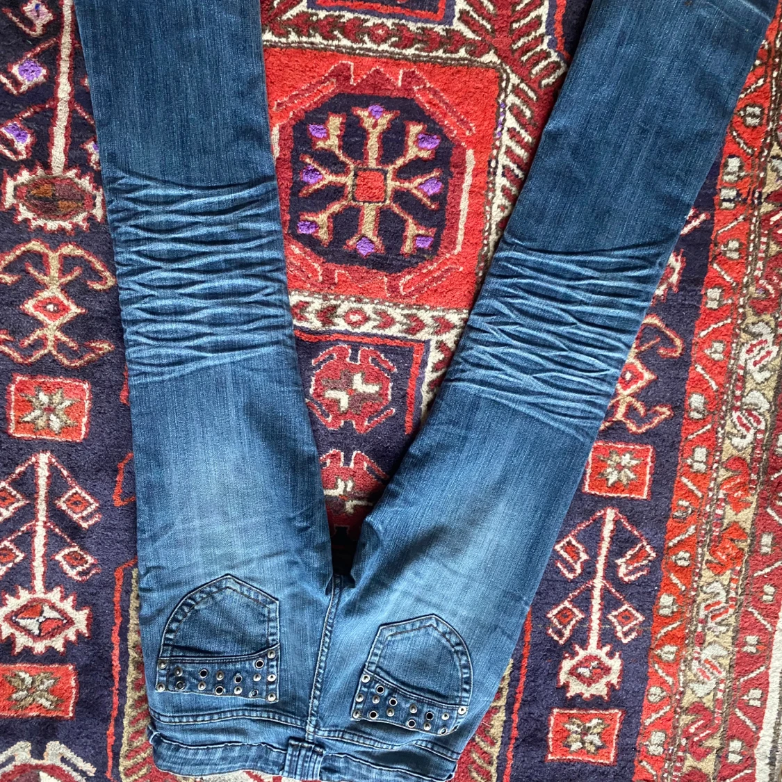 Blå jeans med nitar - 2