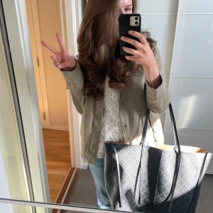 By Malene Birger väska - Skit snygg och rymlig väska från By malen Birger. Den är i modellen ”Abi printer tote bag” och i färgen charcoal. Säljer den pågrund av att den inte kommer till användning av mig. På sista bilden kan ni se en liten fläck som finns på insidan på botten av väska annars inprincip som ny!! Original pris 3200 kr!!! Pris kan diskuteras.